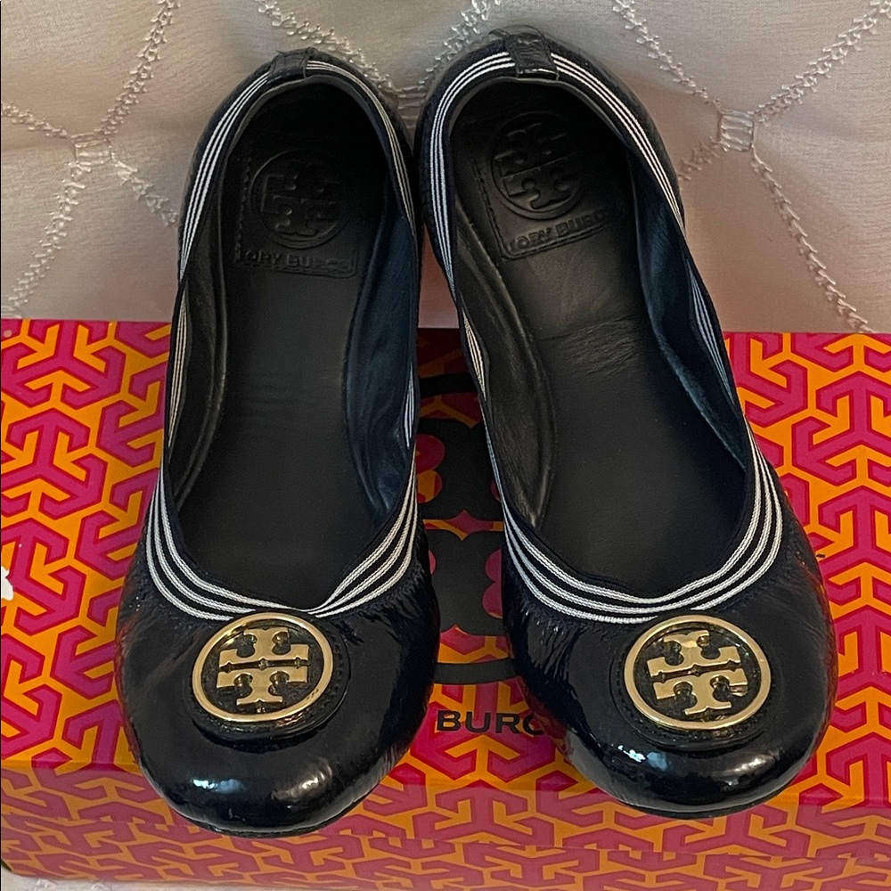 Tory Burch Caroline Black Patent Leather Flats with Gold Logo Size US 7